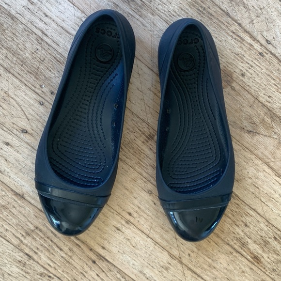 CROCS Shoes - Black crocs Brooklyn dipped round toe flats women’s size 9 good used condition